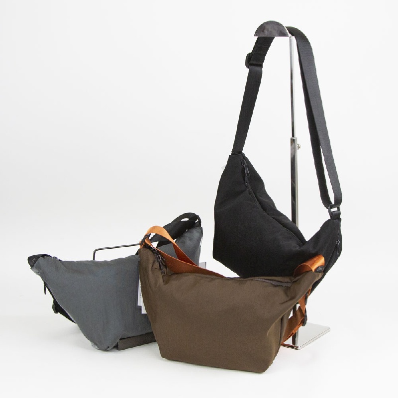 SML　STOMACH SHOULDERBAG(S)　エスエムエル　ストマックショルダーS　K905058