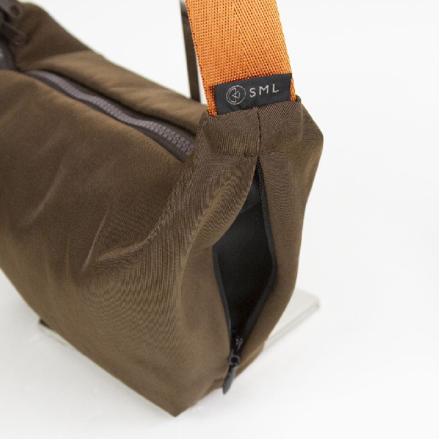SML　STOMACH SHOULDERBAG(S)　エスエムエル　ストマックショルダーS　K905058-9