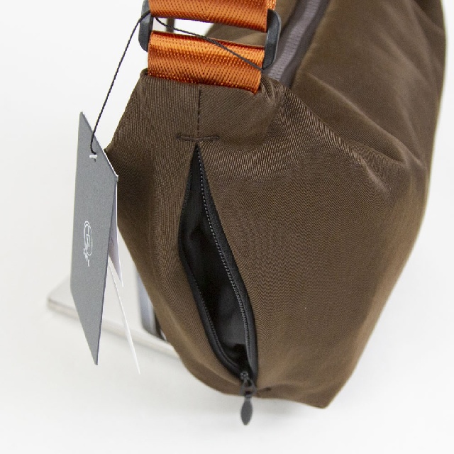 SML　STOMACH SHOULDERBAG(S)　エスエムエル　ストマックショルダーS　K905058-10