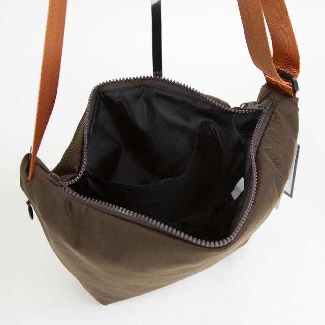 SML　STOMACH SHOULDERBAG(S)　エスエムエル　ストマックショルダーS　K905058-11
