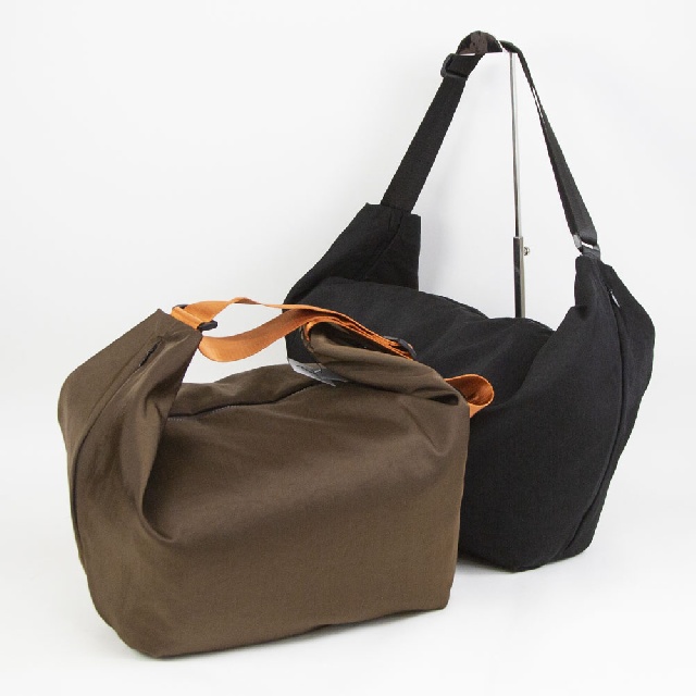 SML　STOMACH SHOULDERBAG(L)　エスエムエル　ストマックショルダーL　K905056-0